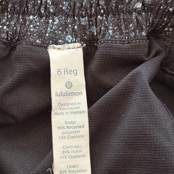 Lululemon sz 6 Hotty Hot Short II 2.5” Mineralize Multi Black/Black Glitter - Picture 6 of 10